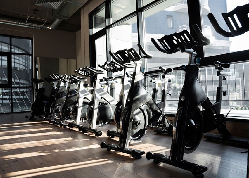 велотренажеры в просторном фитнес клубе